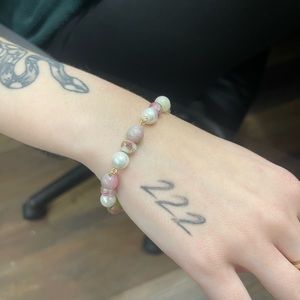 Cultured pearl and glass bead bracelet (gold)